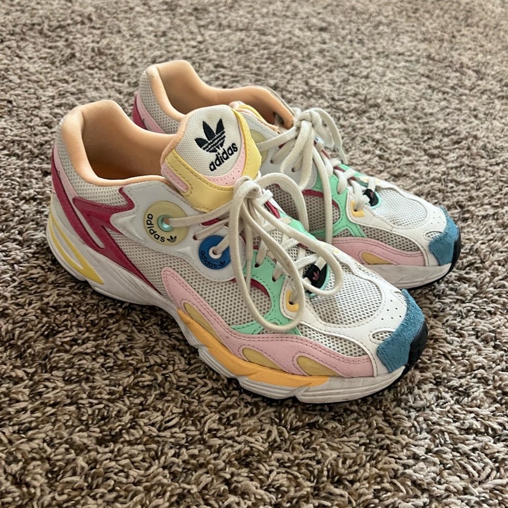 adidas Original women’s astir sneaker

Off White/Pulse Mint/Clear Pink